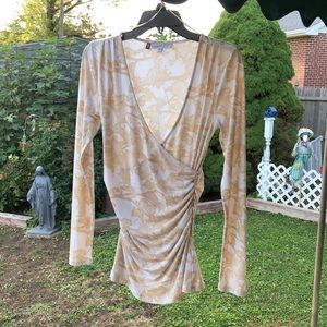 Jenifer Lopez v neck top